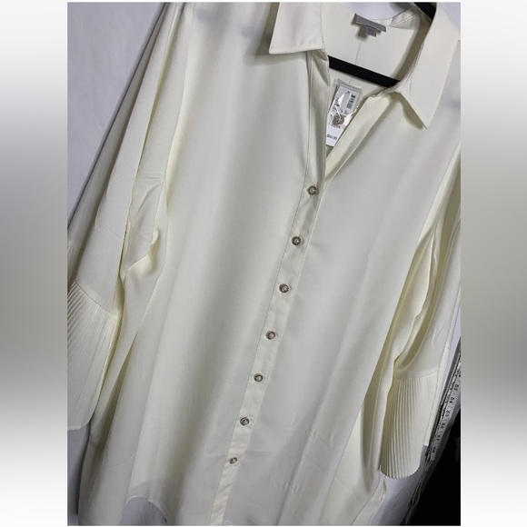 3/$30 NWT Avenue Size
22/24 Button Up Blouse 3/4
Pleated Kimono Style Sleeve - Picture 2 of 16